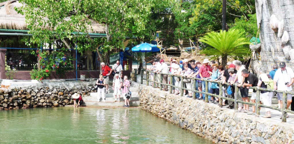 khach du lich den ho ca tri nguyen